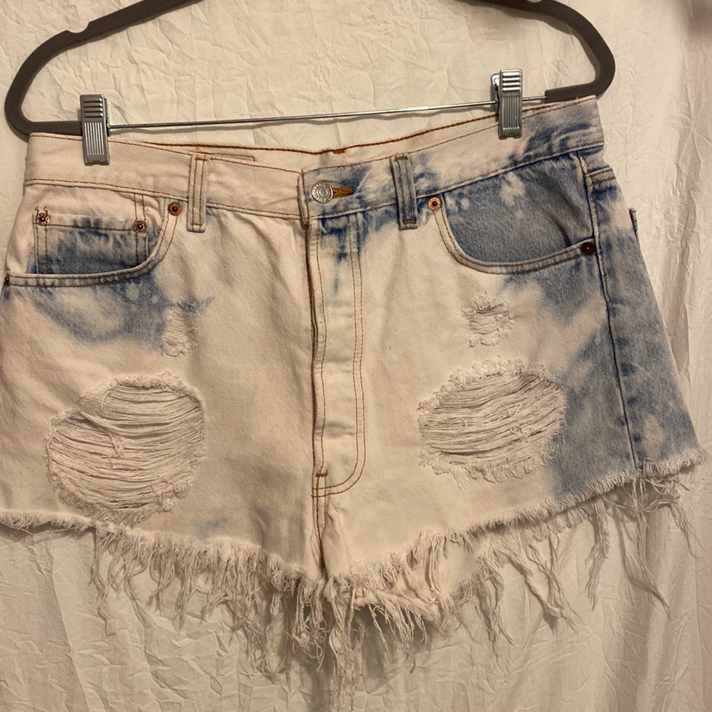 Levi cut offs bleach distressed